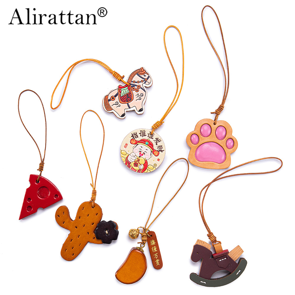Travel.Accessories News - Alirattan 2025 新しい手作りバッグペンダント本革クリエイティブ装飾ペンダント小さな木製馬ペンダント車のペンダント