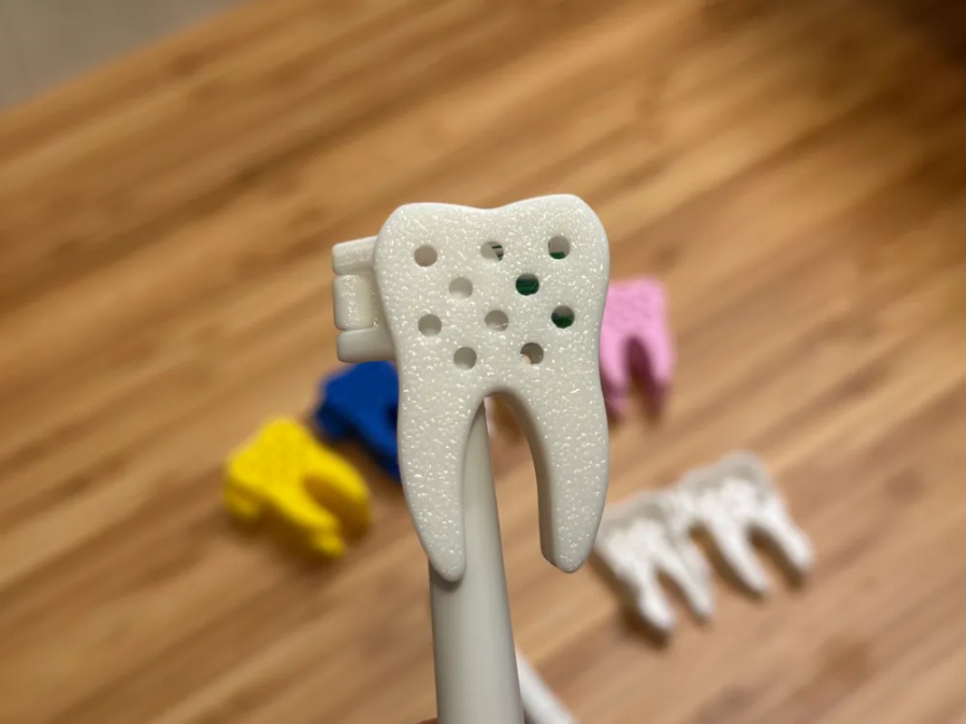 3D プリントされたかわいい歯の形の保護カバー オーラル B - Travel Accessories To 3D Print のレビューと価格